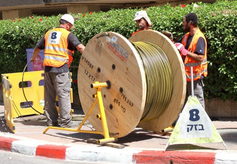 בזק פורסת סיבים אופטיים
