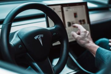 נהג מפעיל את מסך המגע במכונית Tesla