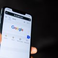 טלפון חכם מציג את מנוע החיפוש Google