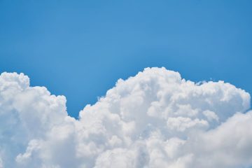 עננים בשמיים בהמחשה לחיפוש רשת מבוסס AI ב-AWS Bedrock