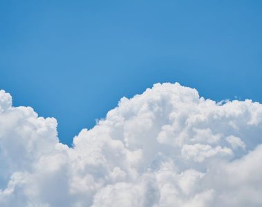 עננים בשמיים בהמחשה לחיפוש רשת מבוסס AI ב-AWS Bedrock