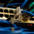 כבלי Ethernet מחוברים למתג רשת בהמחשה ל־AWS Transit Gateway ו־1:1 NAT