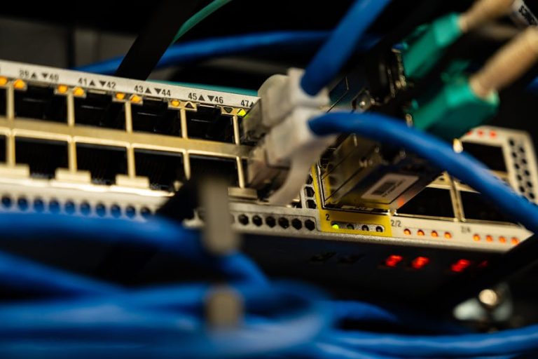 כבלי Ethernet מחוברים למתג רשת בהמחשה ל־AWS Transit Gateway ו־1:1 NAT