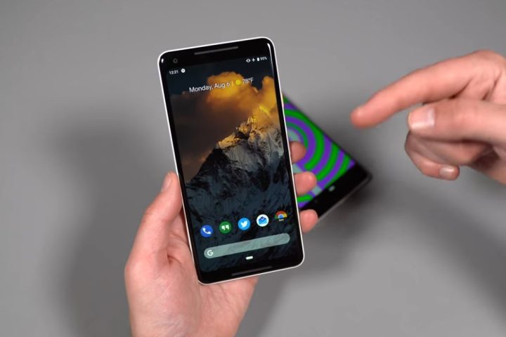 מכשיר Android לצד מחשב, המחשה לניהול Android Enterprise בארגון