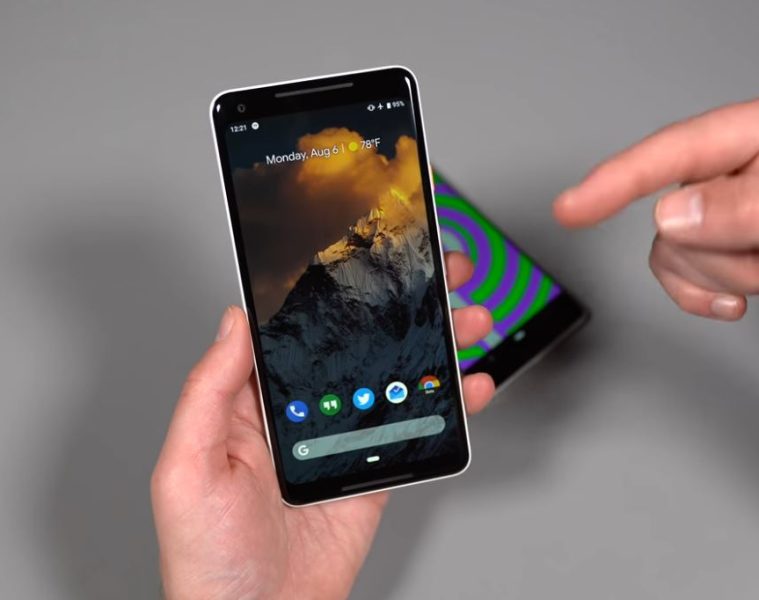 מכשיר Android לצד מחשב, המחשה לניהול Android Enterprise בארגון