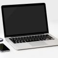 מחשב MacBook וסמארטפון על שולחן עבודה