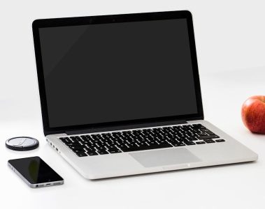 מחשב MacBook וסמארטפון על שולחן עבודה