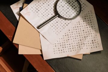 זכוכית מגדלת מעל סימנים מוצפנים – המחשה לסריקת חולשות במאגר קוד