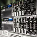 ארונות שרתים במרכז נתונים — תשתית עבור Google TPU ב-Oracle Cloud Infrastructure