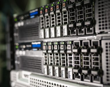 ארונות שרתים במרכז נתונים — תשתית עבור Google TPU ב-Oracle Cloud Infrastructure