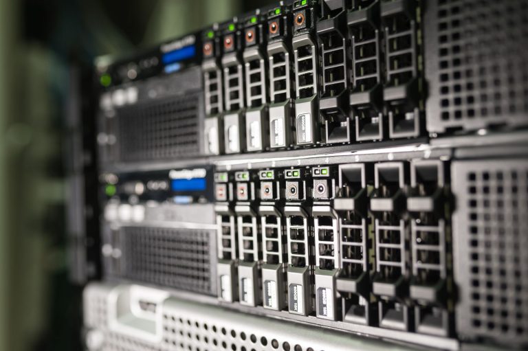 ארונות שרתים במרכז נתונים — תשתית עבור Google TPU ב-Oracle Cloud Infrastructure