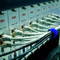 כבלי Ethernet מחוברים למתג רשת – המחשה לאימות כתובות IP