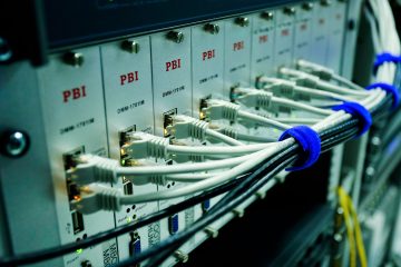 כבלי Ethernet מחוברים למתג רשת – המחשה לאימות כתובות IP