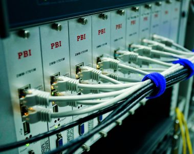 כבלי Ethernet מחוברים למתג רשת – המחשה לאימות כתובות IP