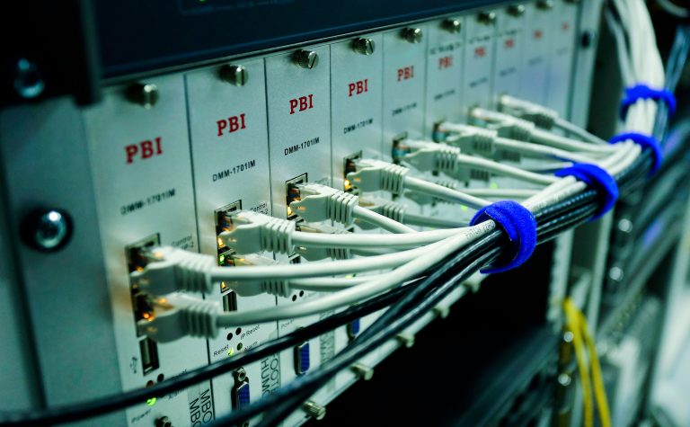 כבלי Ethernet מחוברים למתג רשת – המחשה לאימות כתובות IP