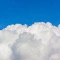 עננים בשמיים להמחשת סנכרון קבצים ב־OneDrive