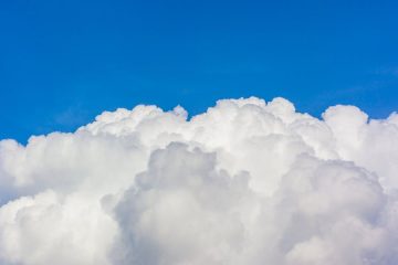 עננים בשמיים להמחשת סנכרון קבצים ב־OneDrive