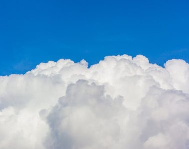 עננים בשמיים להמחשת סנכרון קבצים ב־OneDrive