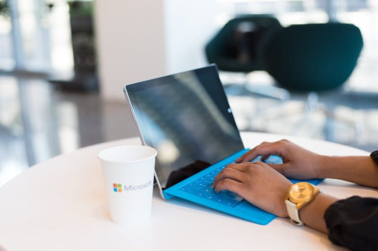 למה יותר ויותר ארגונים נוטשים את Google Workspace ועוברים ל-Microsoft 365?