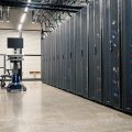 מסדרון שרתים בדאטה סנטר להמחשת חשיפת KV Cache ב-Cloudflare Workers AI