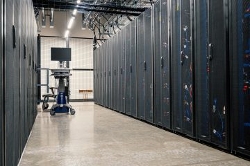 מסדרון שרתים בדאטה סנטר להמחשת חשיפת KV Cache ב-Cloudflare Workers AI