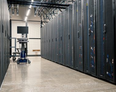 מסדרון שרתים בדאטה סנטר להמחשת חשיפת KV Cache ב-Cloudflare Workers AI