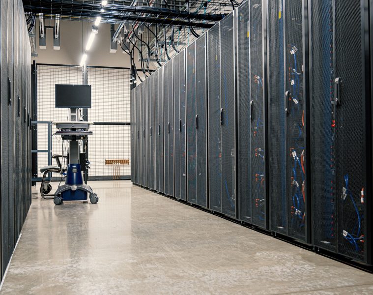 מסדרון שרתים בדאטה סנטר להמחשת חשיפת KV Cache ב-Cloudflare Workers AI