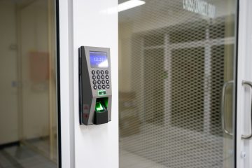 סורק טביעת אצבע לבקרת גישה, המחשה להעברת זהות מהימנה בין אזורי AWS