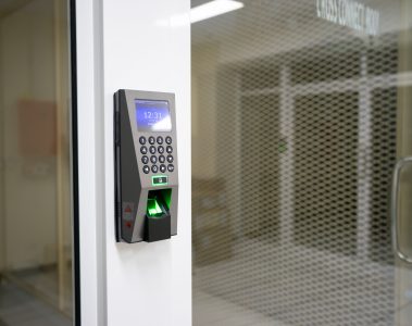 סורק טביעת אצבע לבקרת גישה, המחשה להעברת זהות מהימנה בין אזורי AWS