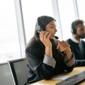 נציגות שירות עם אוזניות במוקד, המחשה למדדי תוצאה ב-Amazon Connect Customer
