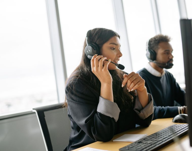 נציגות שירות עם אוזניות במוקד, המחשה למדדי תוצאה ב-Amazon Connect Customer