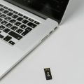 מפתח אבטחה USB לצד מחשב נייד, המחשה להצפנה פוסט-קוונטית ב-AWS KMS