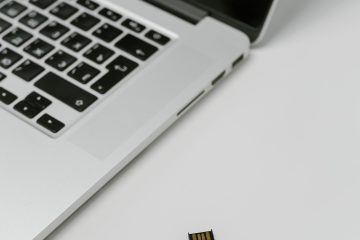 מפתח אבטחה USB לצד מחשב נייד, המחשה להצפנה פוסט-קוונטית ב-AWS KMS