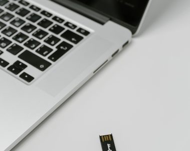 מפתח אבטחה USB לצד מחשב נייד, המחשה להצפנה פוסט-קוונטית ב-AWS KMS