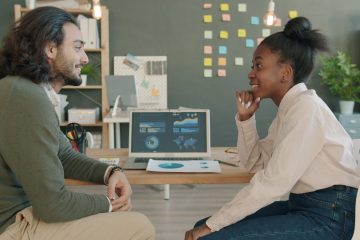 שני אנשי מקצוע מנתחים נתונים במשרד, המחשה ל-OAuth ב-AWS Glue Data Catalog